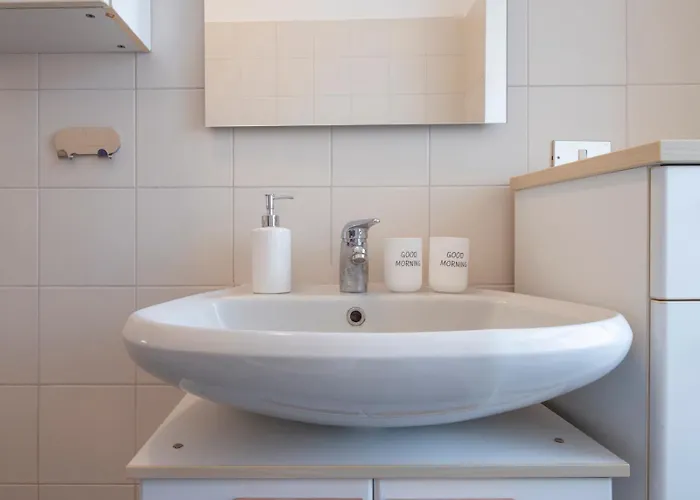 Navigli Retreat Near Duomo Апартаменты